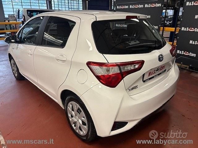 Usata Toyota Yaris Hybrid Business Edition 73 CV (53 kW) 2020 Bianco Berlina