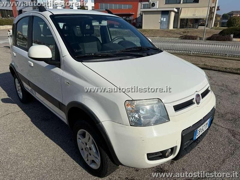 Usata Fiat Panda 4x4 69 CV (50 kW) 2010 Bianco pastello Utilitaria