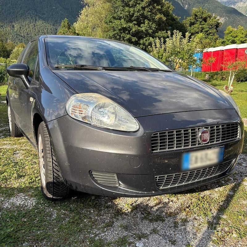 Grigio Usata 2010 Fiat Grande Punto Due volumi | 2500 € (Buon prezzo) - Immagine 1/4