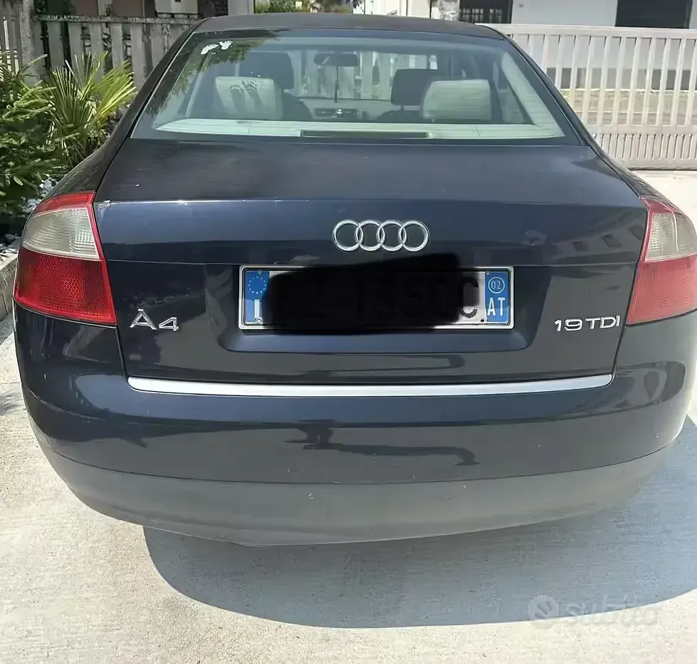 Usata Audi A4 130 CV (95 kW) 2002 Bluazzurro Berlina
