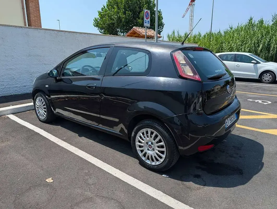 Usata Fiat Punto Young 75 CV (55 kW) 2015 Nero Utilitaria