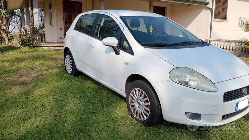 Usata Fiat Grande Punto Active 77 CV (56 kW) 2009 Bianco Utilitaria