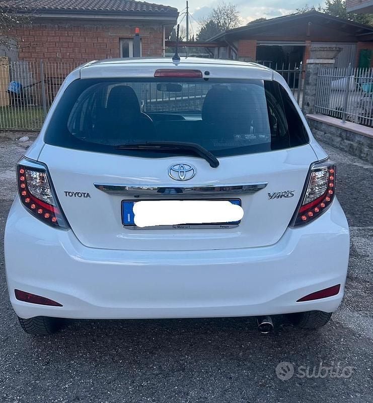 Usata Toyota Yaris Lounge 90 CV (66 kW) 2014 Bianco Utilitaria
