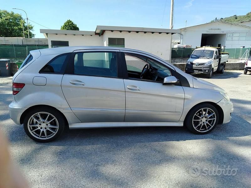 Usata Mercedes B180 109 CV (80 kW) 2010 Grigio Monovolume