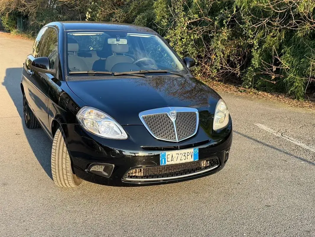 Usata Lancia Ypsilon 60 CV (44 kW) 2011 Nero Utilitaria