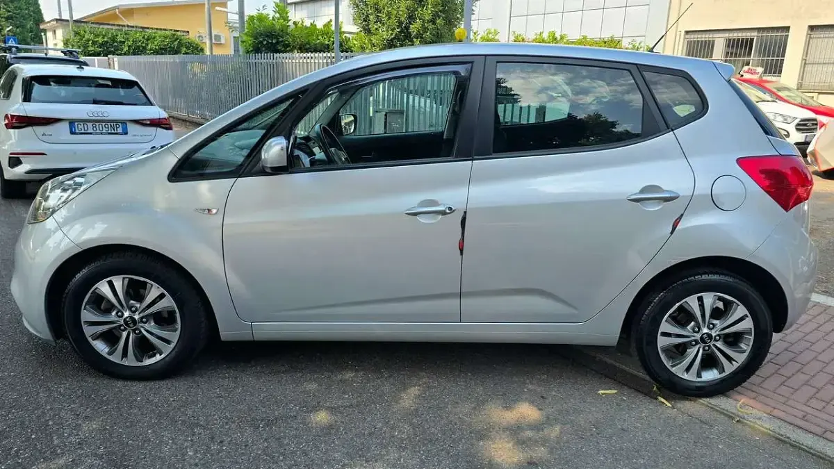 Usata Kia Venga 90 CV (66 kW) 2018 Argento Utilitaria