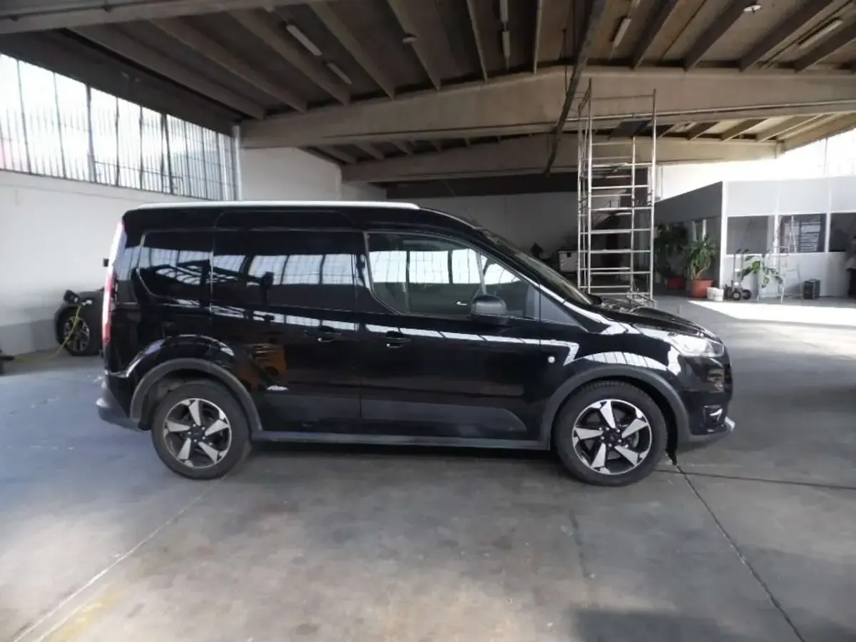 Usata Ford Transit Connect Active 101 CV (74 kW) 2023 Nero Monovolume