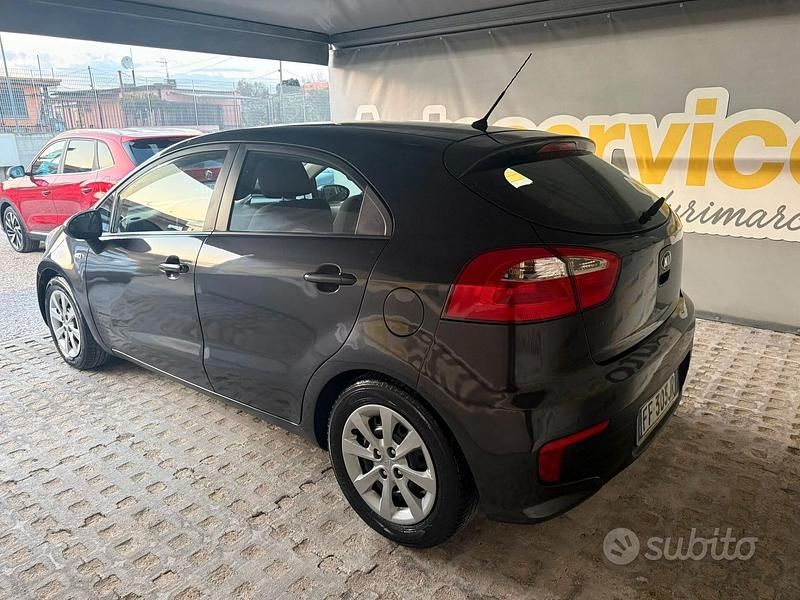 Usata Kia Rio 84 CV (61 kW) 2016 Grigio Utilitaria