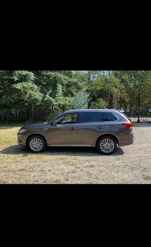 Usata Mitsubishi Outlander P-HEV Instyle 135 CV (99 kW) 2021 Grigio SUV