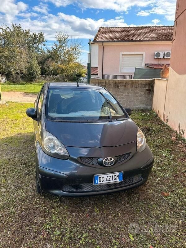 Nero Usata 2006 Toyota Aygo Due volumi | 3200 € (Buon prezzo) - Immagine 1/4