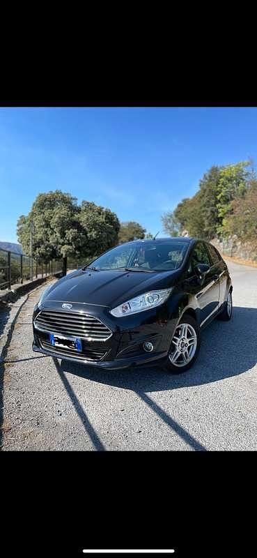 Usata 2013 Ford Fiesta Tre volumi | 5000 € (Ottimo prezzo) - Immagine 1/4