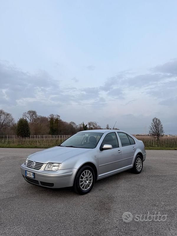 Usata VW Bora Trendline 105 CV (77 kW) 2001 Grigio Berlina