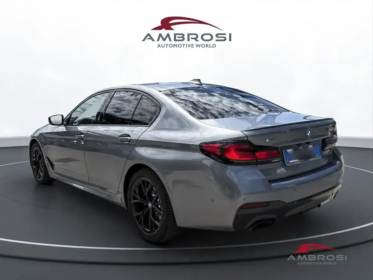Usata BMW 545e M Sport 394 CV (289 kW) 2022 Grigio Berlina