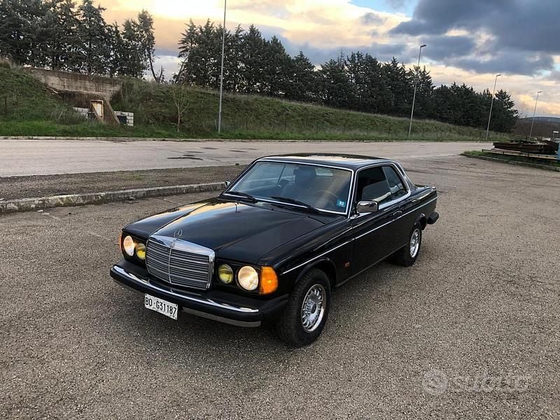 Usata Mercedes 300 125 CV (91 kW) 1981 Nero Coupé