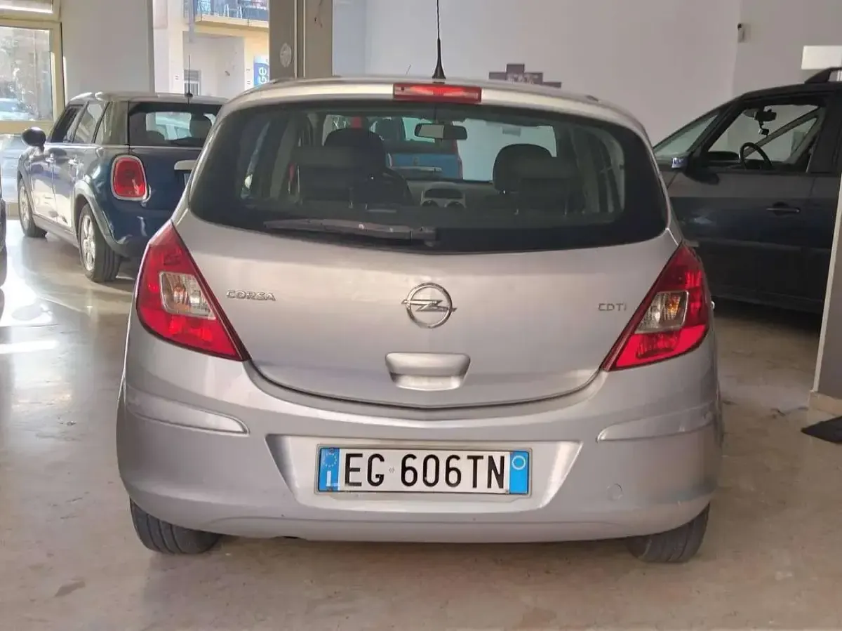 Usata Opel Corsa Edition 75 CV (55 kW) 2011 Argento Utilitaria