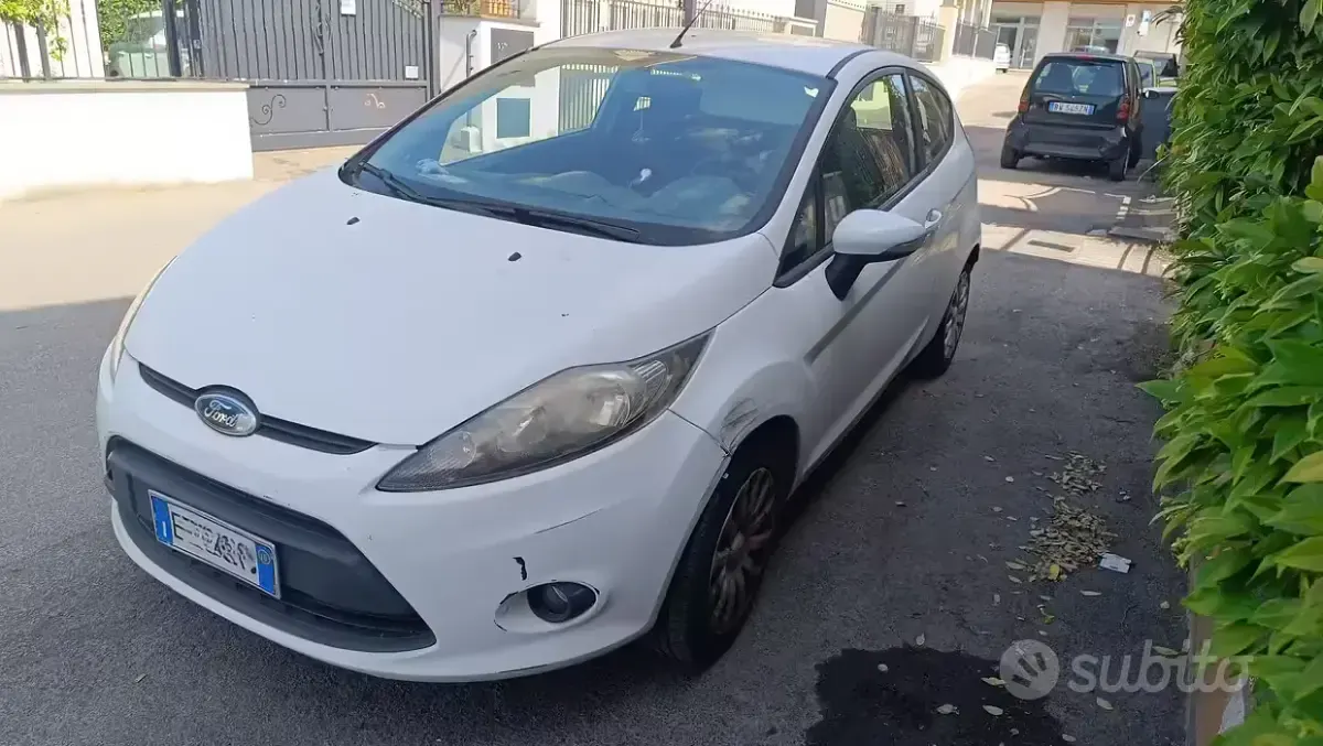 Begagnad Ford Fiesta 75 HK (55 kW) 2010 Vit Sedan