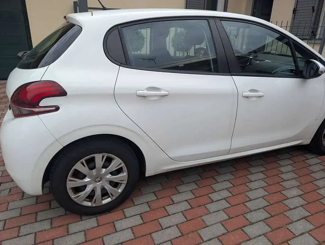 Usata Peugeot 208 Access 68 CV (50 kW) 2016 Bianco Utilitaria