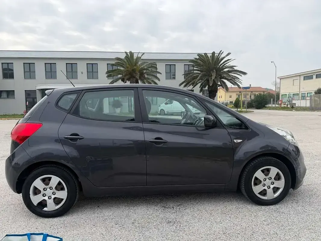 Usata Kia Venga 90 CV (66 kW) 2016 Grigio Utilitaria