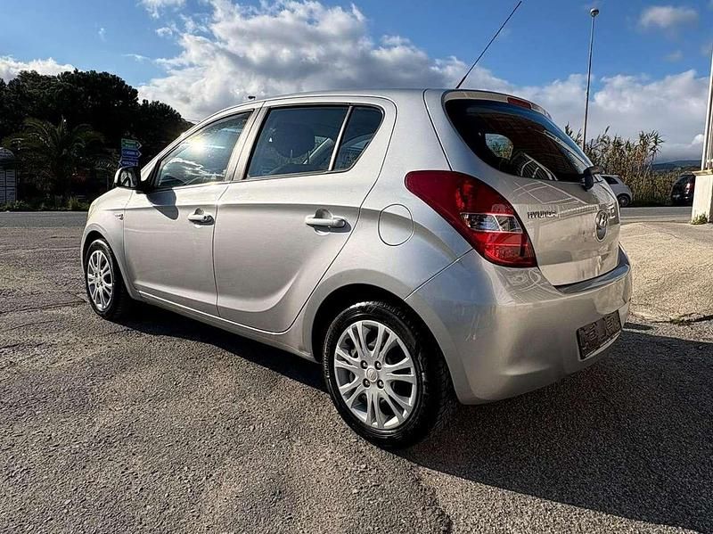 Usata Hyundai i20 Comfort 77 CV (56 kW) 2009 Argento Utilitaria