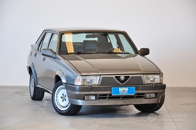 Usata Alfa Romeo 75 148 CV (108 kW) 1987 Grigio Berlina