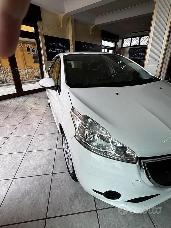Usata Peugeot 208 Active 68 CV (50 kW) 2012 Bianco Utilitaria