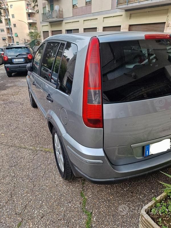 Usata Ford Fusion 68 CV (50 kW) 2004 Grigio Utilitaria