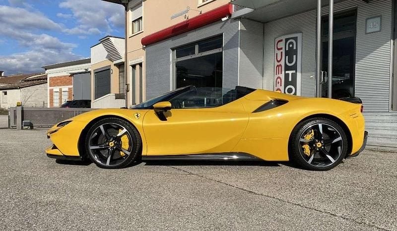 Usata Ferrari SF90 779 CV (572 kW) 2022 Giallo Cabrio