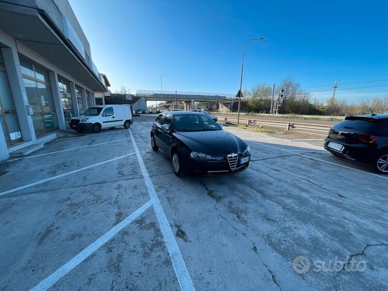 Usata Alfa Romeo 147 120 CV (88 kW) 2010 Nero Utilitaria