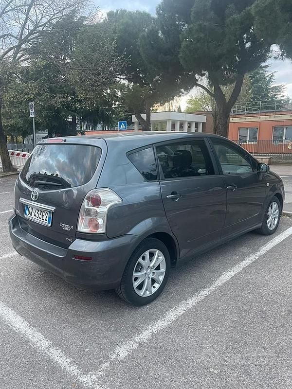 Usata Toyota Corolla Verso 2009 Grigio Monovolume