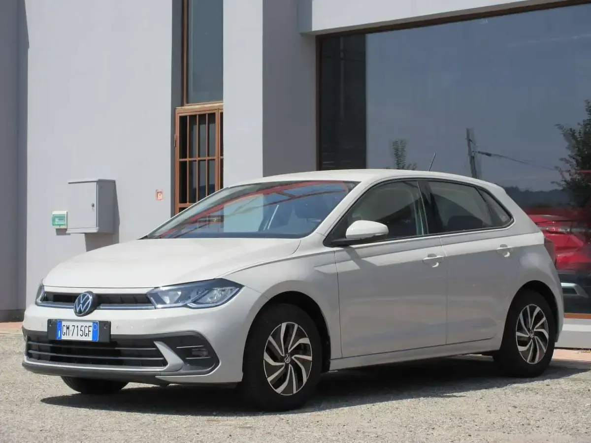 Usata VW Polo Life 95 CV (69 kW) 2023 Ascot grey Utilitaria