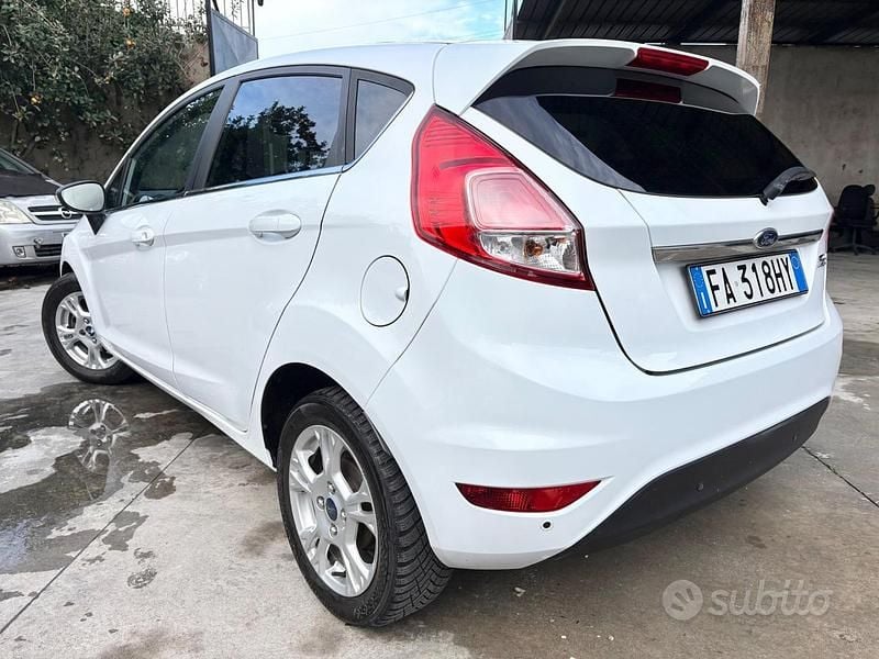 Usata Ford Fiesta 95 CV (69 kW) 2015 Bianco Berlina