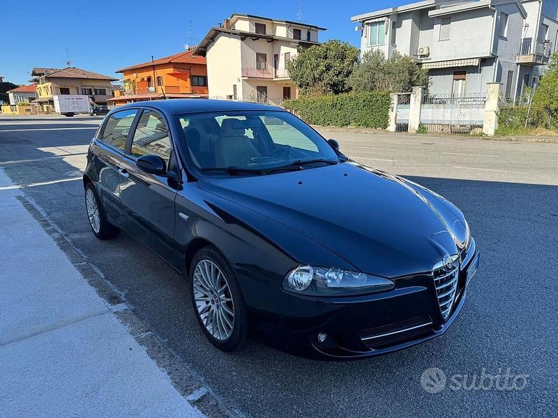 Usata Alfa Romeo 147 Exclusive 120 CV (88 kW) 2007 Nero Utilitaria