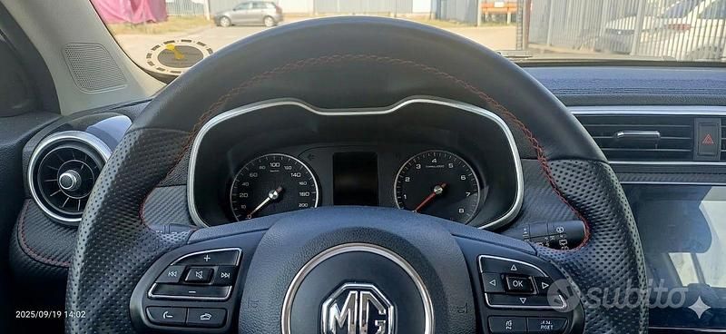 Usado MG ZS Comfort 106 CV (77 kW) 2023 Gris SUV
