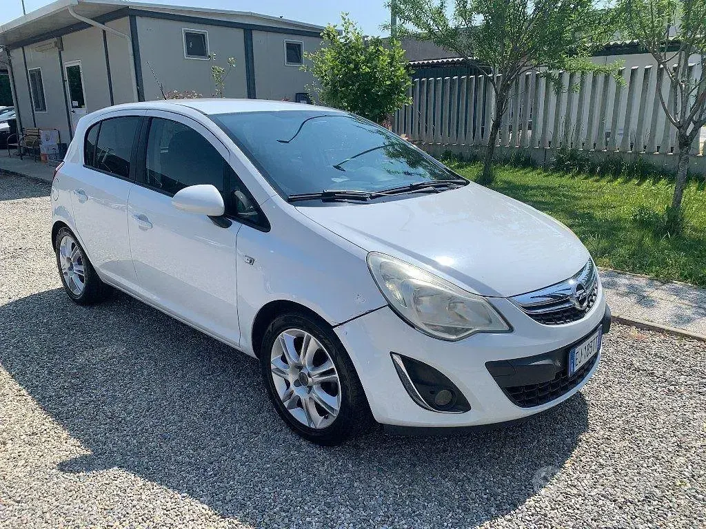 Usata Opel Corsa Cosmo 86 CV (63 kW) 2011 Bianco Utilitaria