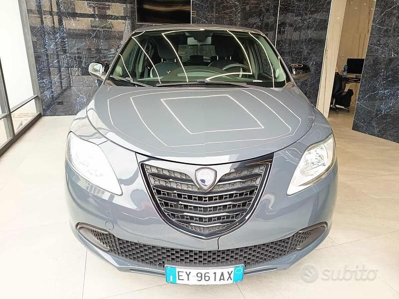 Usata Lancia Ypsilon Gold 69 CV (50 kW) 2015 Grigio scuro Utilitaria
