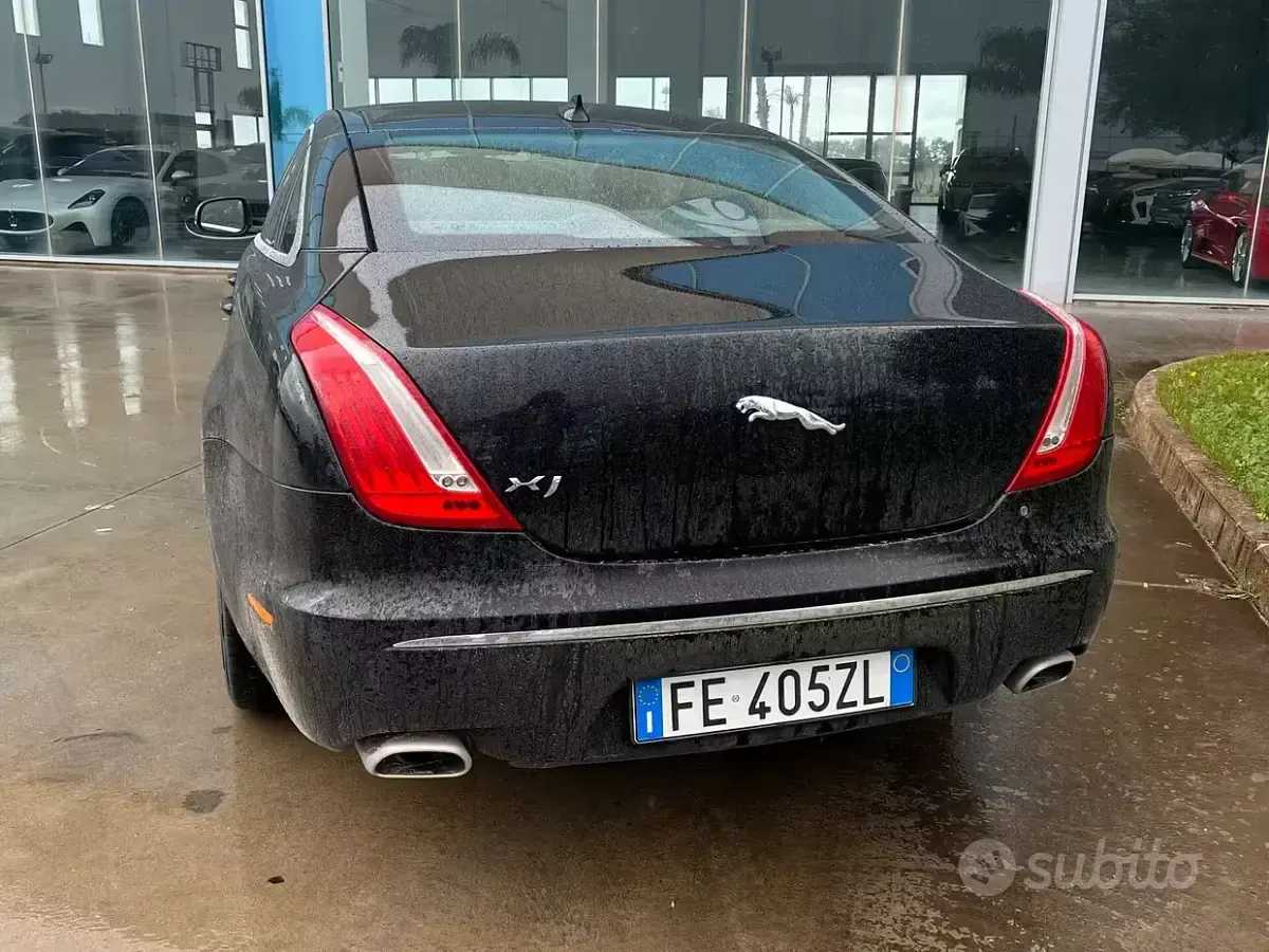 Usata Jaguar XJ Premium Luxury 275 CV (202 kW) 2015 Nero Berlina