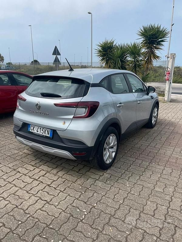 Usata Renault Captur 101 CV (74 kW) 2023 Grigio SUV