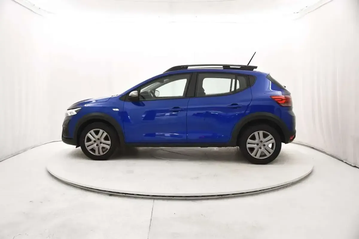 Usata Dacia Sandero Expression 101 CV (74 kW) 2023 Blu iron Berlina