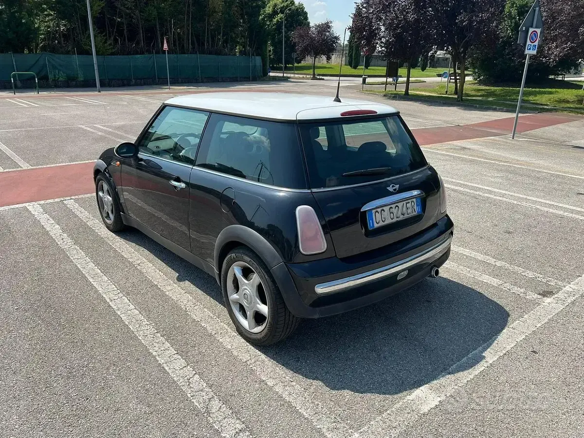 Usata Mini Cooper 116 CV (85 kW) 2003 Nero Utilitaria
