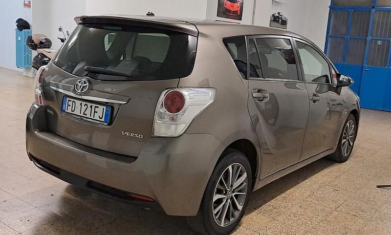 Usata Toyota Verso Style 111 CV (81 kW) 2016 Grigio Monovolume