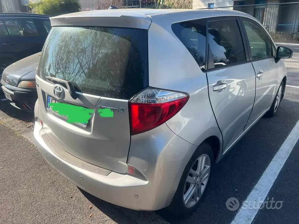 Usata Toyota Verso-S 99 CV (72 kW) 2012 Nero Monovolume