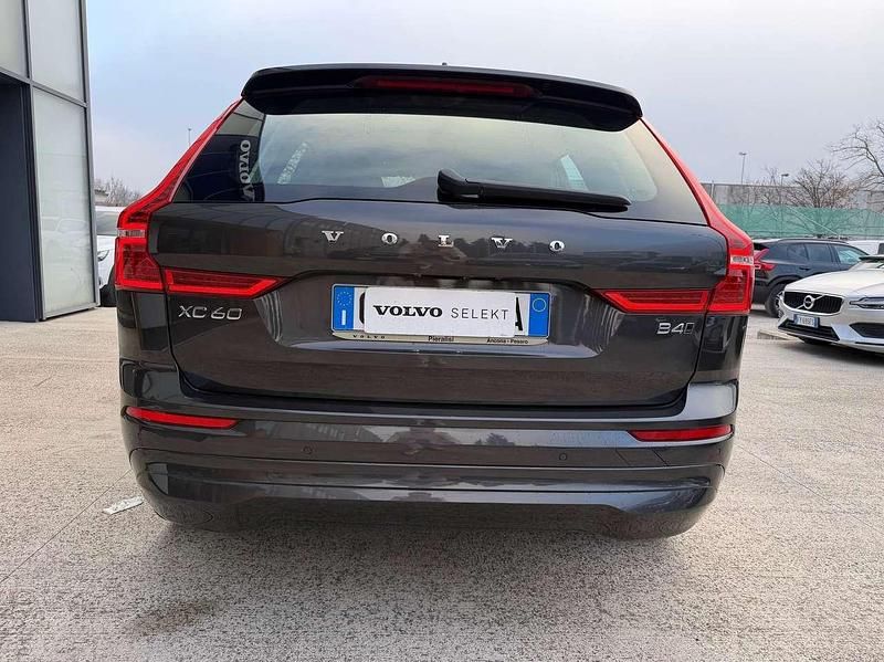 Usata Volvo XC60 Core 197 CV (144 kW) 2022 Platinum grey SUV
