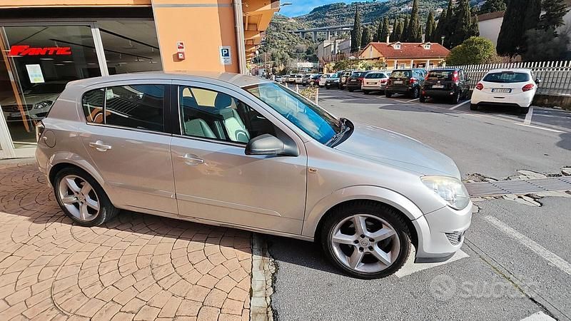 Usata Opel Astra Cosmo 110 CV (80 kW) 2008 Grigio Berlina