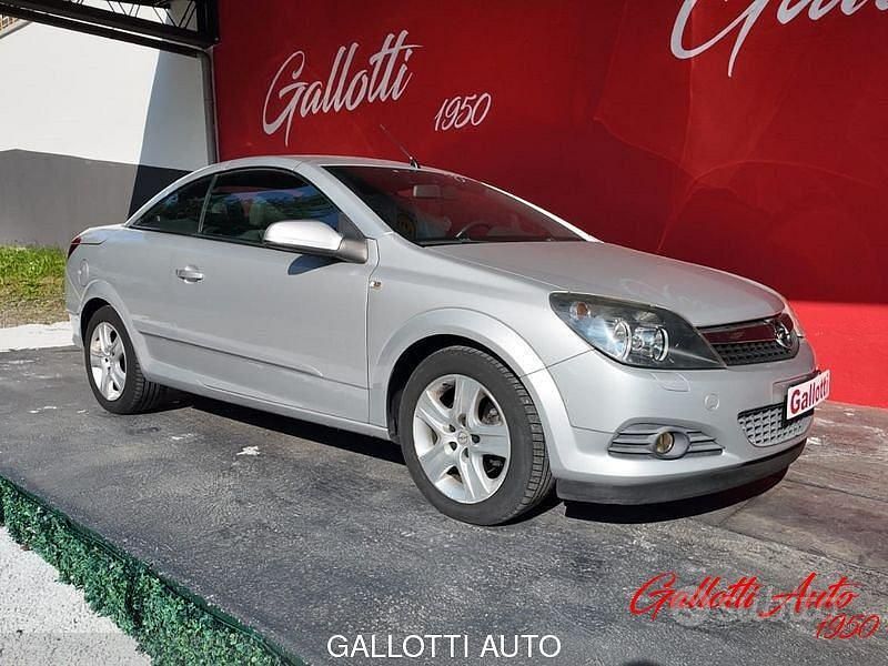 Usata Opel Astra Cabriolet Cosmo 116 CV (85 kW) 2009 Argento Cabrio