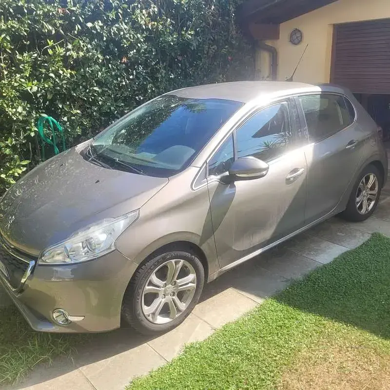 Usata Peugeot 208 Allure 95 CV (69 kW) 2014 Utilitaria