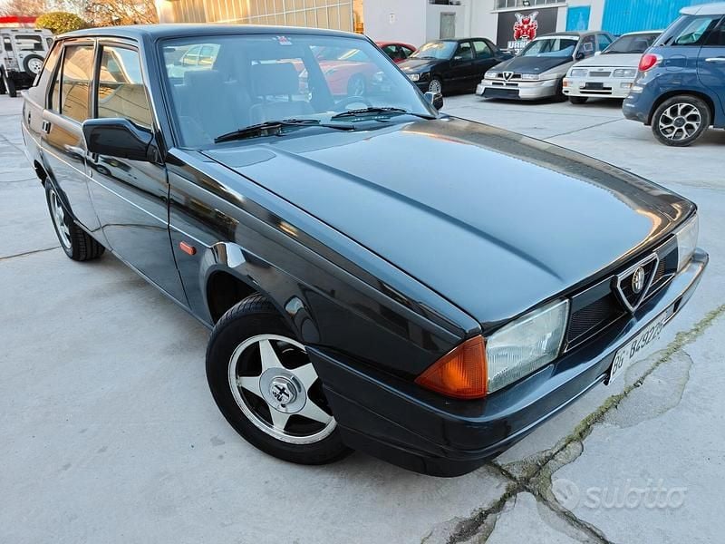 Usata Alfa Romeo 75 103 CV (75 kW) 1992 Nero Berlina