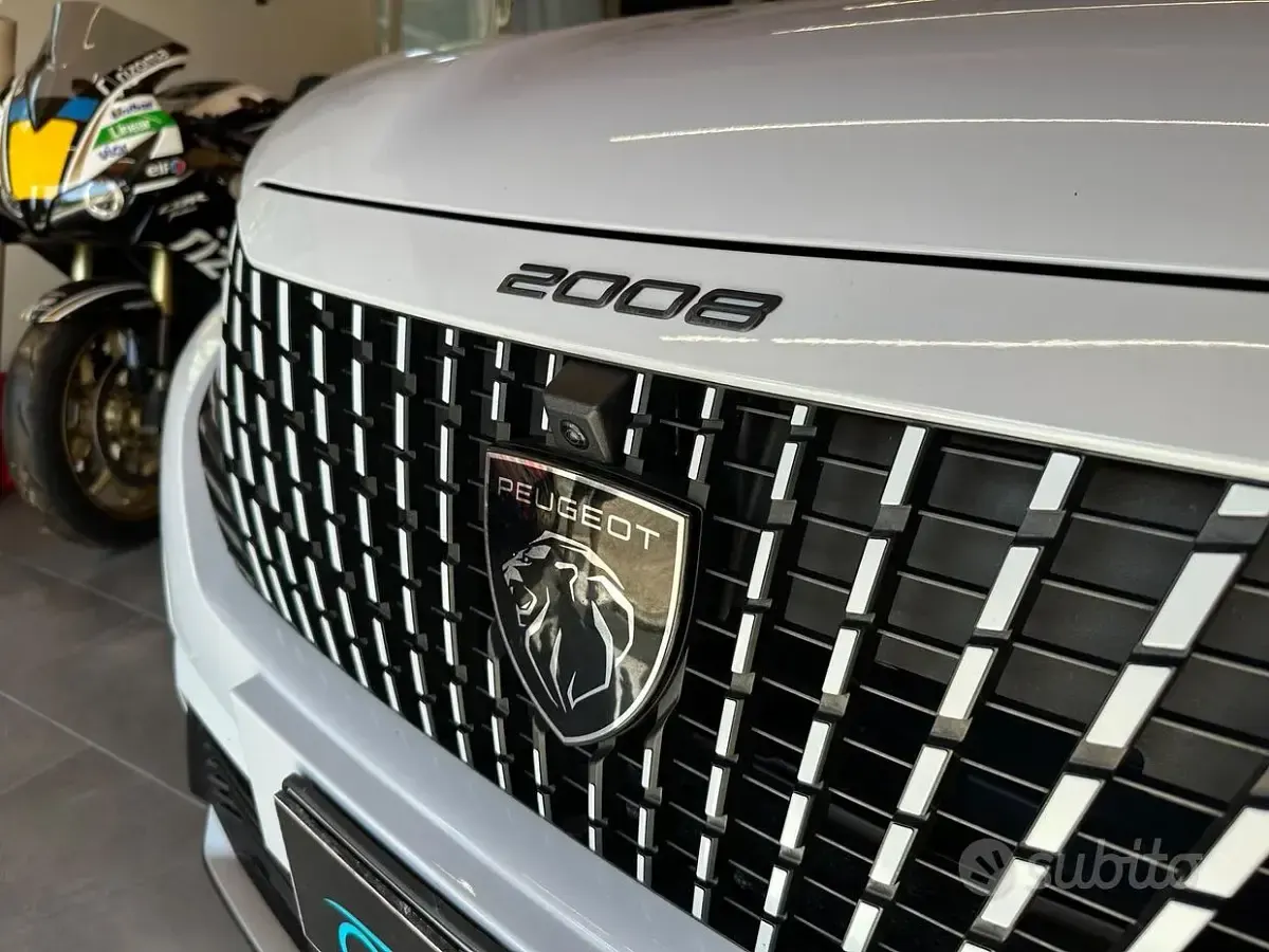 Usata Peugeot 2008 GT 130 CV (95 kW) 2024 Bianco SUV