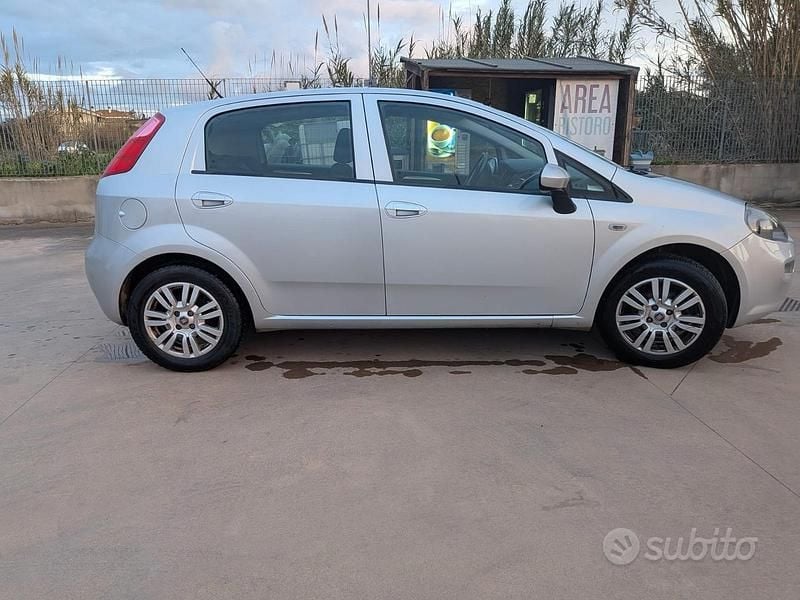Usata Fiat Punto Lounge 69 CV (50 kW) 2016 Grigio Utilitaria