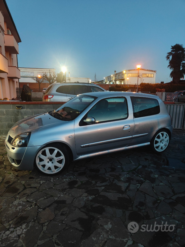 Usato 2003 Renault Clio II 2.0 Benzin 169 CV (12.500 €)