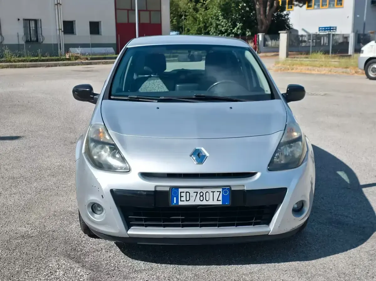 Usata Renault Clio II Luxe 75 CV (55 kW) 2010 Grigio Berlina